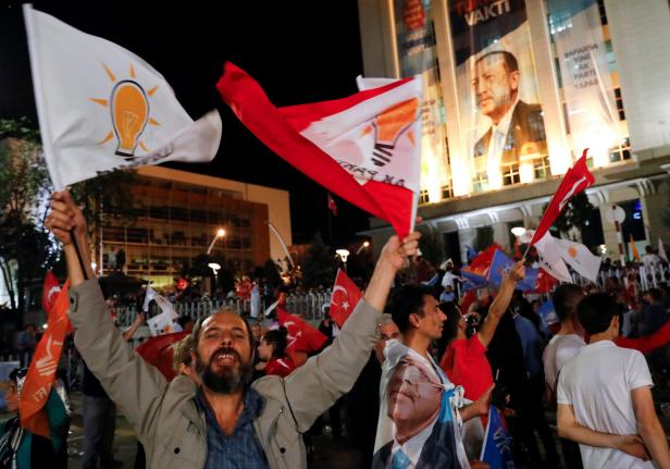 Nach Erdogan-Sieg: Jubel, Proteste und Manipulationsvorwürfe
