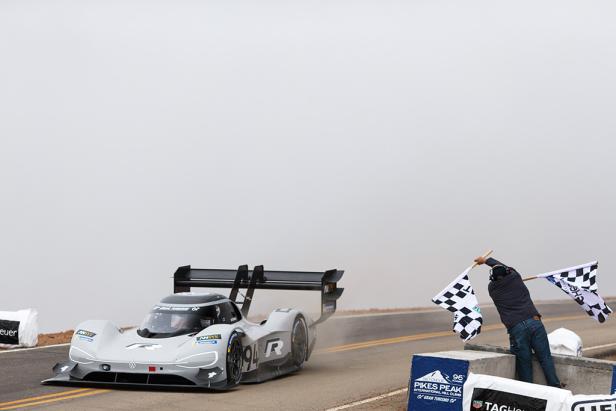 Elektro-Rennwagen von VW pulverisiert alten Rekord auf den Pikes Peak