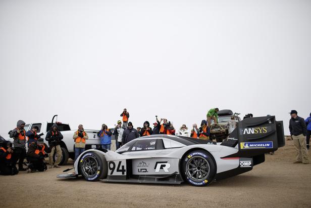 Elektro-Rennwagen von VW pulverisiert alten Rekord auf den Pikes Peak