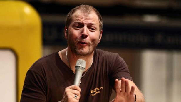 Martin Böttcher spricht während seiner Tour 2012 in ein Mikrofon.