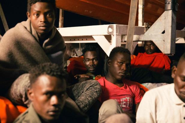 Dänisches Containerschiff mit Migranten legte in Italien an