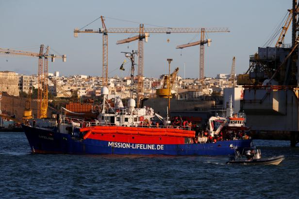 Flüchtlingsschiff "Lifeline" lief in Hafen von Valletta ein