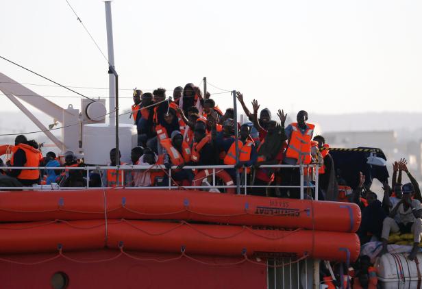 Flüchtlingsschiff "Lifeline" lief in Hafen von Valletta ein