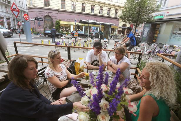 Wiener Wirte wollen Gastgärten statt Autos auf der Straße