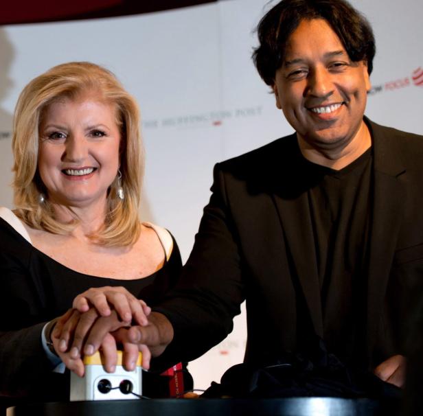 Arianna Huffington und Tony Fernandes drücken gemeinsam einen Knopf.
