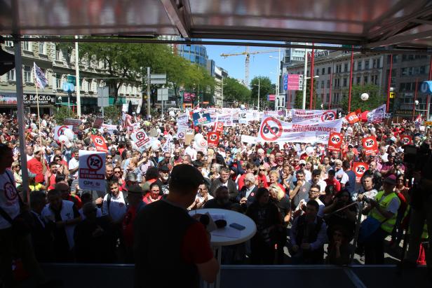 Bis zu 100.000 Menschen bei Protest gegen 12-Stunden-Arbeitstag