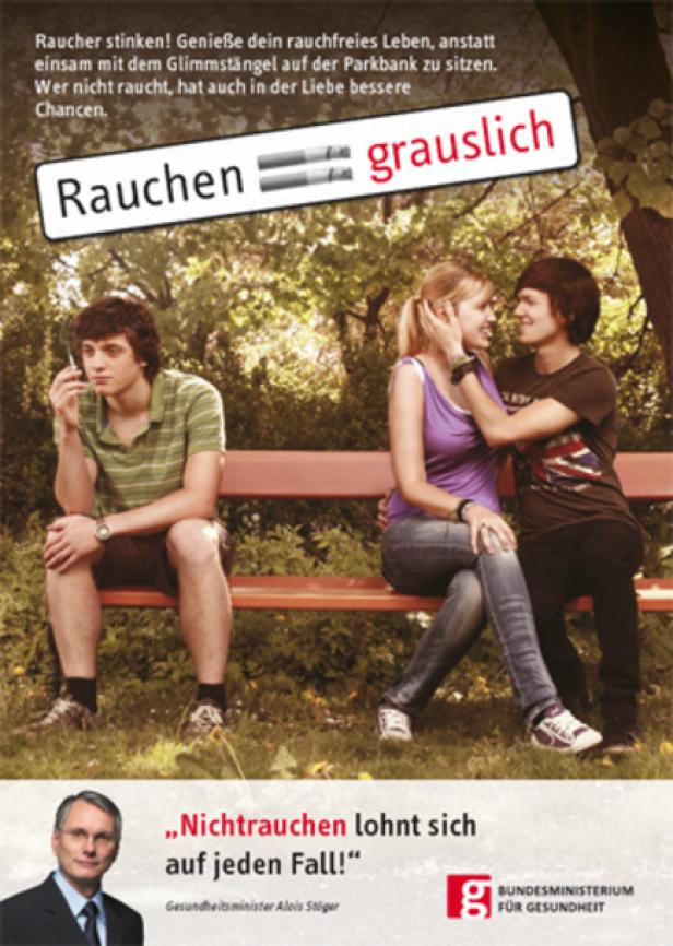 Ein Mann raucht einsam auf einer Parkbank, während sich ein Paar liebevoll zuwendet. Eine Anti-Rauchen-Kampagne.