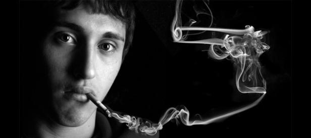 Ein Mann raucht eine Zigarette, deren Rauch die Form einer Pistole annimmt.