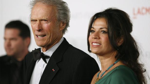 Clint Eastwood mit einer Frau auf einer Veranstaltung.