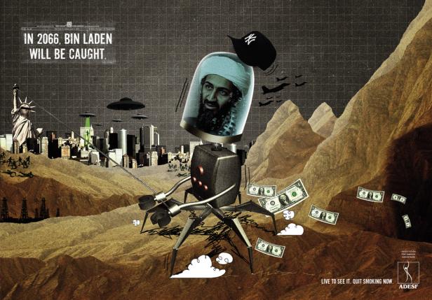 Ein Roboter mit Osama bin Laden im Kopf sammelt Geld in einer futuristischen Landschaft.