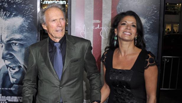 Clint Eastwood und Christina Sandera bei der Premiere von „J. Edgar“.