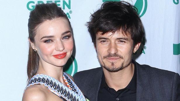 Miranda Kerr und Orlando Bloom posieren zusammen auf einem Event.