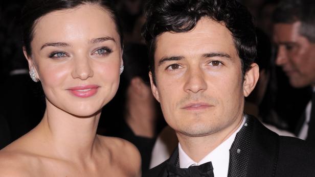Miranda Kerr und Orlando Bloom posieren zusammen auf einem Event.