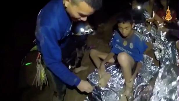 Video von Buben in thailändischer Höhle: Rettung könnte Monate dauern