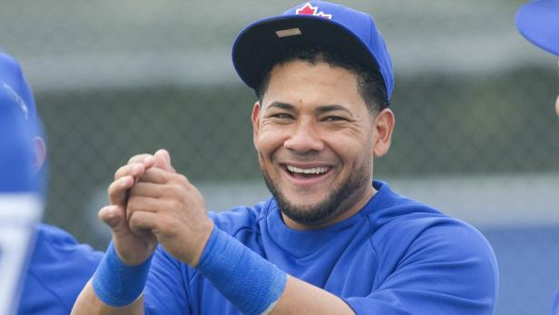Ein lächelnder Baseballspieler der Toronto Blue Jays reibt sich die Hände.