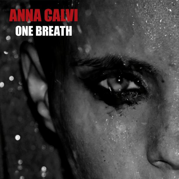 Das Albumcover von Anna Calvis „One Breath“ zeigt ein Schwarz-Weiß-Porträt ihres Gesichts.