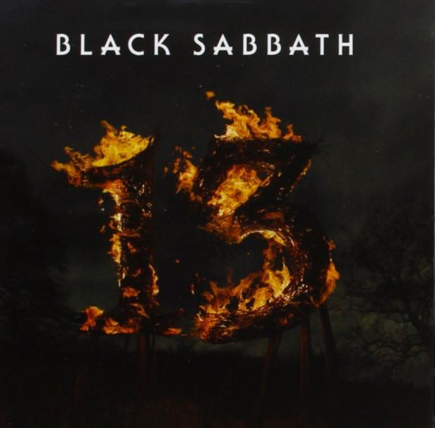 Das Album „13“ von Black Sabbath zeigt eine brennende Zahl vor dunklem Hintergrund.