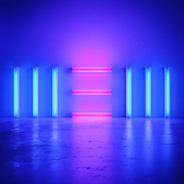 Neonröhren in Blau und Pink erhellen einen Raum.