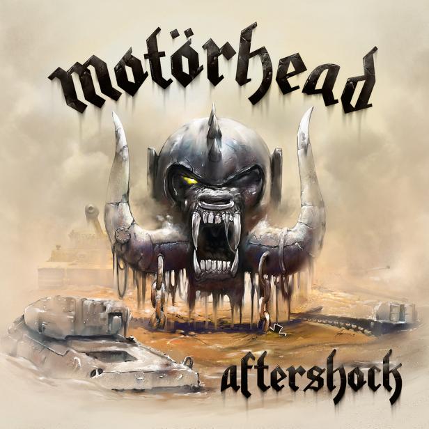 Das Cover des Albums „Aftershock“ von Motörhead zeigt das Bandlogo und ein Monster vor einer Wüstenlandschaft mit Panzern.