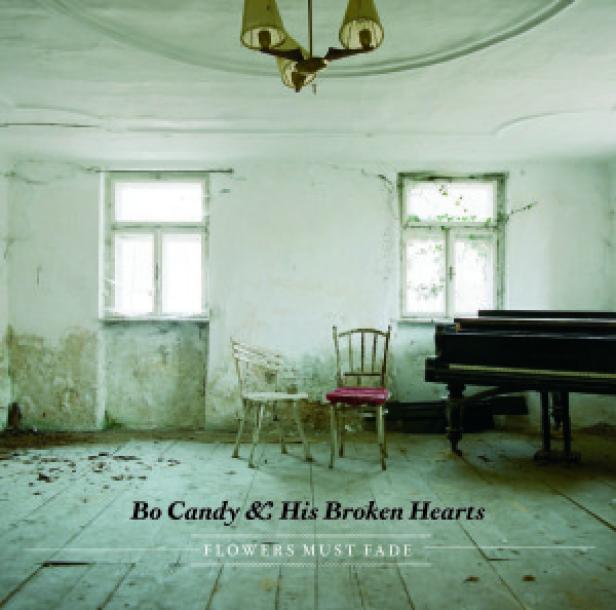 Das Cover des Albums „Flowers Must Fade“ von Bo Candy & His Broken Hearts zeigt einen verlassenen Raum mit Klavier.