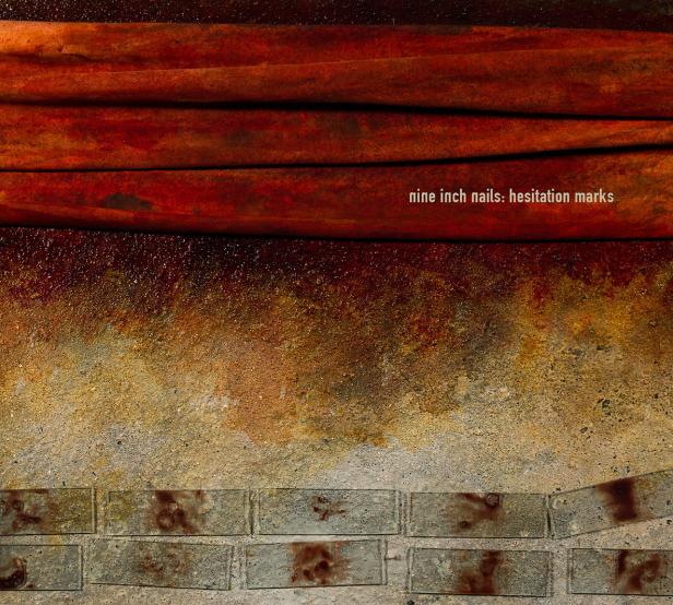 Das Cover des Albums „Hesitation Marks“ von Nine Inch Nails zeigt eine abstrakte, strukturierte Oberfläche.