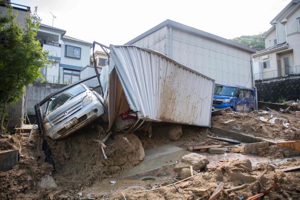 Unwetter in Japan: Mindestens 100 Tote nach Schlammfluten