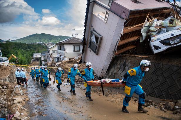 Unwetter in Japan: Mindestens 100 Tote nach Schlammfluten