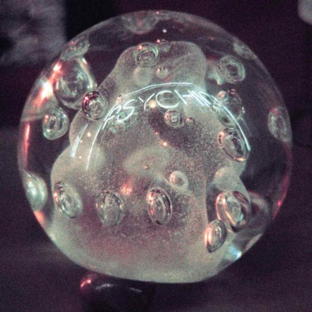 Eine Glaskugel mit eingeschlossenen Luftblasen und dem Wort „Psycho“.