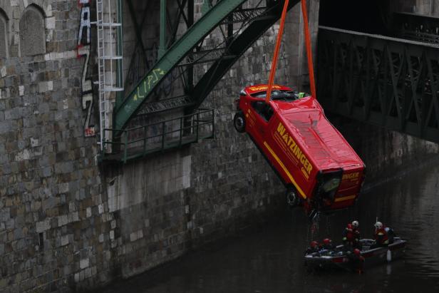 Gewitter überrascht Arbeiter im Wienfluss