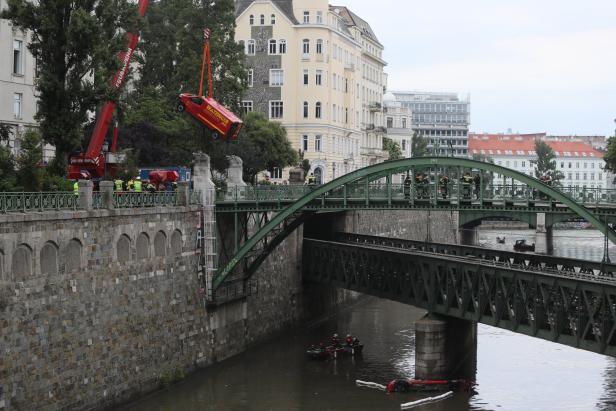 Gewitter überrascht Arbeiter im Wienfluss