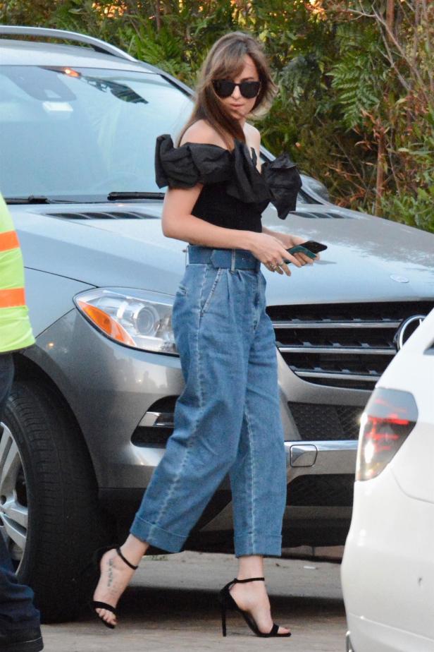 Styling-Idee: Dakota Johnson trägt Baggy Jeans zur Party