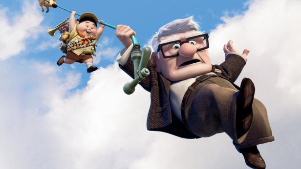 Carl und Russell aus dem Film „Oben“ hängen an einem Schlauch in der Luft.