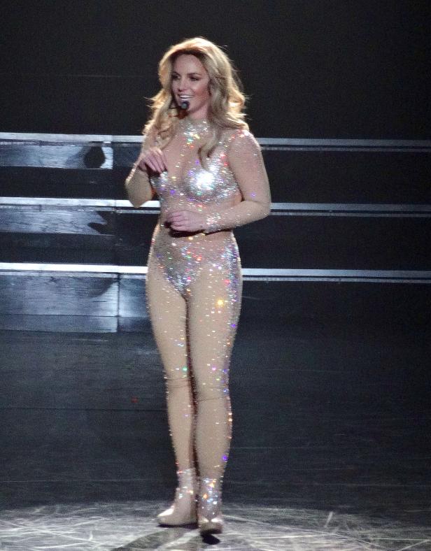 Britney Spears tritt in einem glitzernden, hautfarbenen Bühnenoutfit auf.