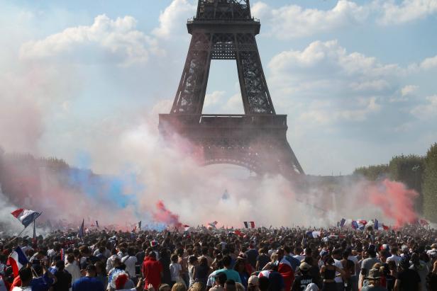 TOPSHOT-FBL-WC-2018-FRA-CRO-FANS