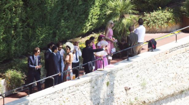 Eine Gruppe von Menschen versammelt sich im Freien zu einer Feierlichkeit.