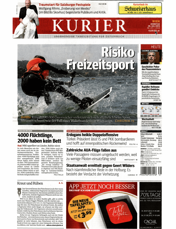Ein Wakeboarder springt über das Wasser.