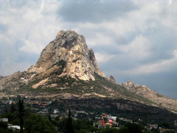Der markante Felsen Peña de Bernal überragt die Landschaft in Mexiko.