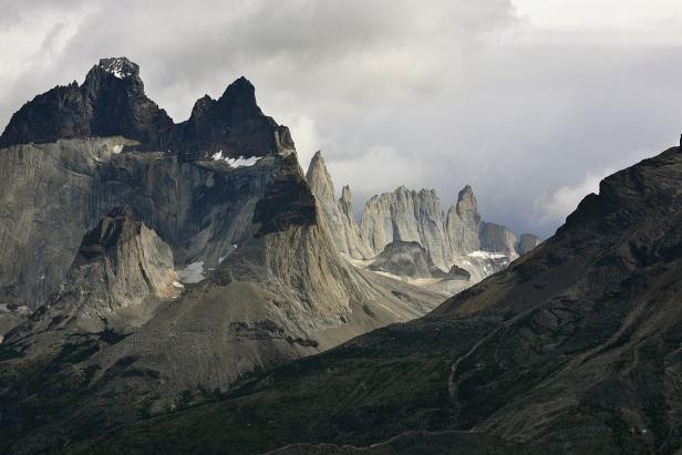 Die zerklüfteten Gipfel des Torres del Paine Nationalparks in Patagonien ragen in den Himmel.