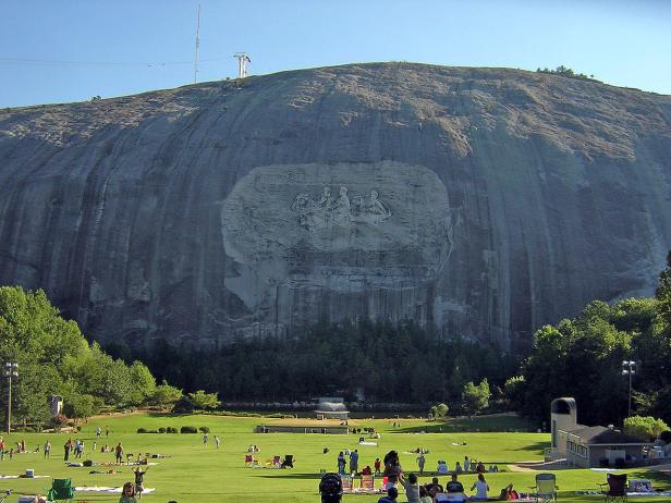 Der Stone Mountain Park mit dem Relief von Konföderierten Generälen in Georgia.