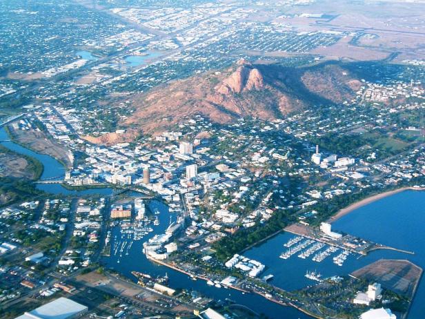 Luftaufnahme von Townsville, Australien, mit dem markanten Castle Hill im Hintergrund.