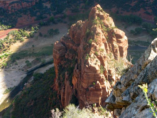 Ein hoher, rötlicher Felsen im Zion-Nationalpark, Utah.