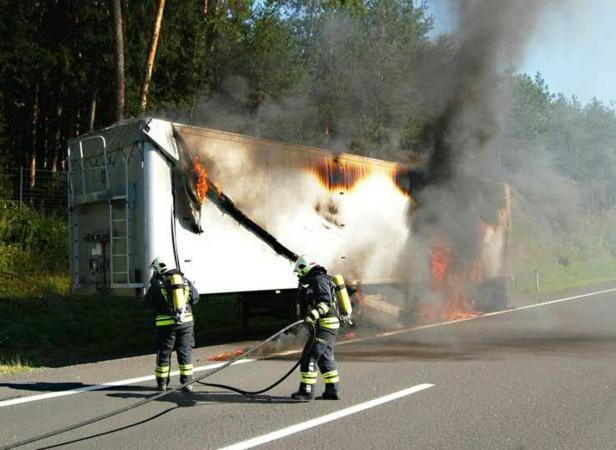++ HANDOUT ++ BURGENLAND: LKW-ANHÄNGER BRANNTE AUF A2 IM SÜDBURGENLAND