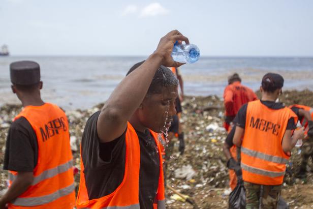 Karibikstrand als Müllhalde: Video zeigt tonnenweise Abfall im Meer
