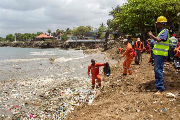 Karibikstrand als Müllhalde: Video zeigt tonnenweise Abfall im Meer