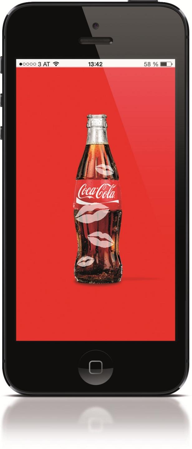 Coca-Cola, Mobile-Promotion Kiss - Image 3 - Digitalsunray Auf dem Bildschirm eines Smartphones ist eine Coca-Cola-Flasche mit Kussmündern zu sehen.