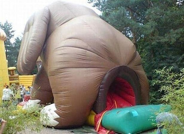 Ein aufblasbarer Elefant mit einem Tunnel als Eingang zu einer Hüpfburg.