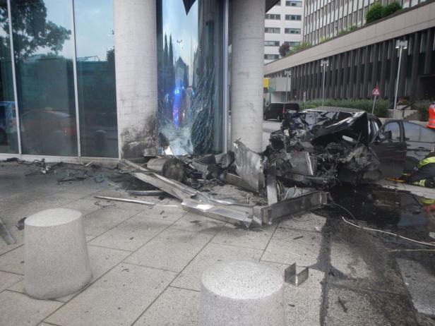 Auto krachte ins Wiener Hotel Hilton: Fünf Schwerverletzte