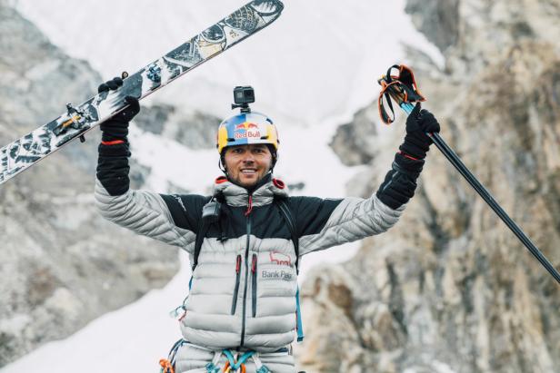 Pole fährt als Erster mit Skiern den K2 hinab