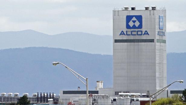 xyz Ein Alcoa-Werk mit dem Firmenlogo vor einer Hügelkette.