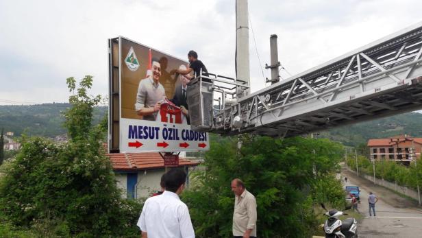 Vor der Mesut-Özil-Straße lacht nun Erdogan